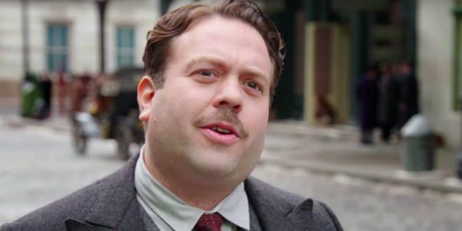 Dan Fogler plays Jacob Kowalski in the "Fantastic Beasts" series. 