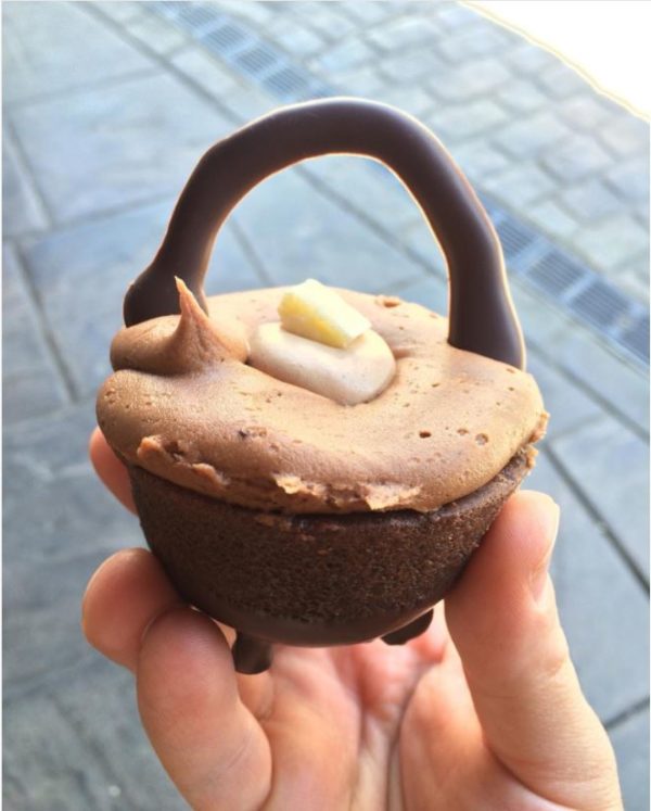 Cauldron Cakes at the Wizarding World of Harry Potter Have a Snazzy New