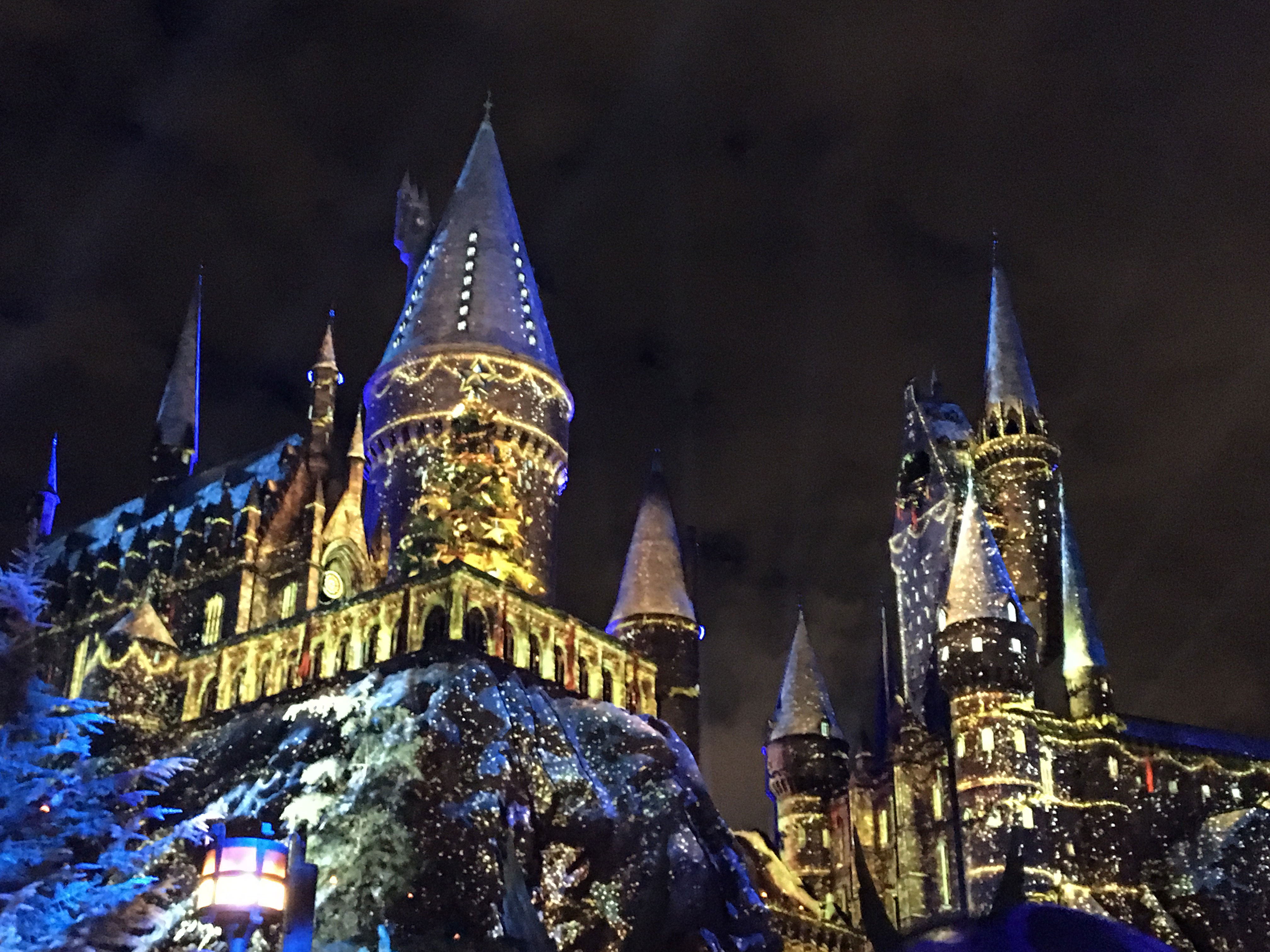 Christmas at USH – Hogwarts Projection