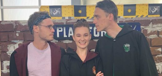 Ellie Darcey-Alden (young Lily Potter), Benedict Clarke (young Severus Snape), and Robbie Jarvis (young James Potter) at Callejón Díagon Gye in Ecuador.