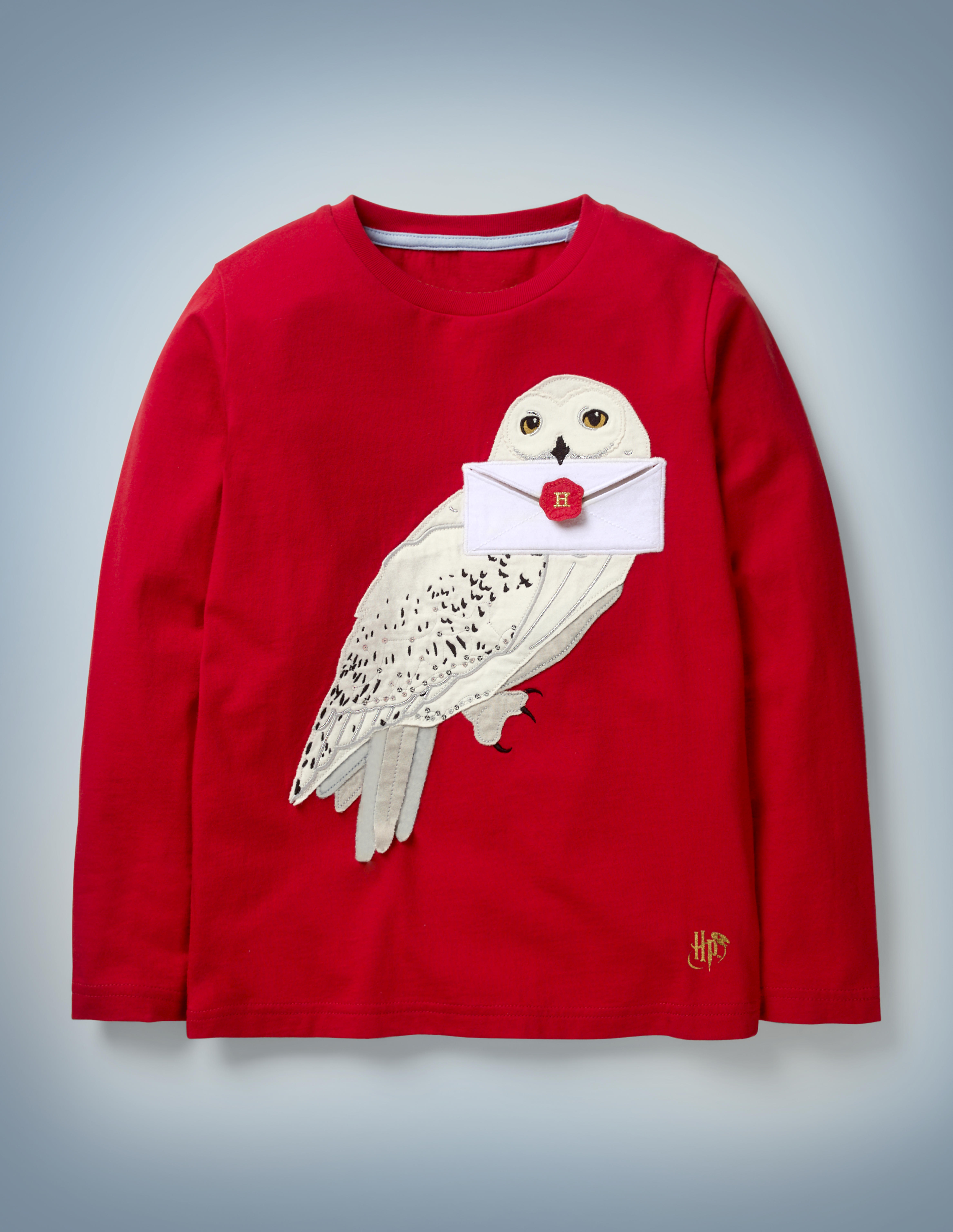 The Mini Boden Hedwig Appliqué T-shirt in red features an appliqué design of Harry Potter’s beloved owl holding a Hogwarts acceptance letter in her beak. The shirt retails at £22.