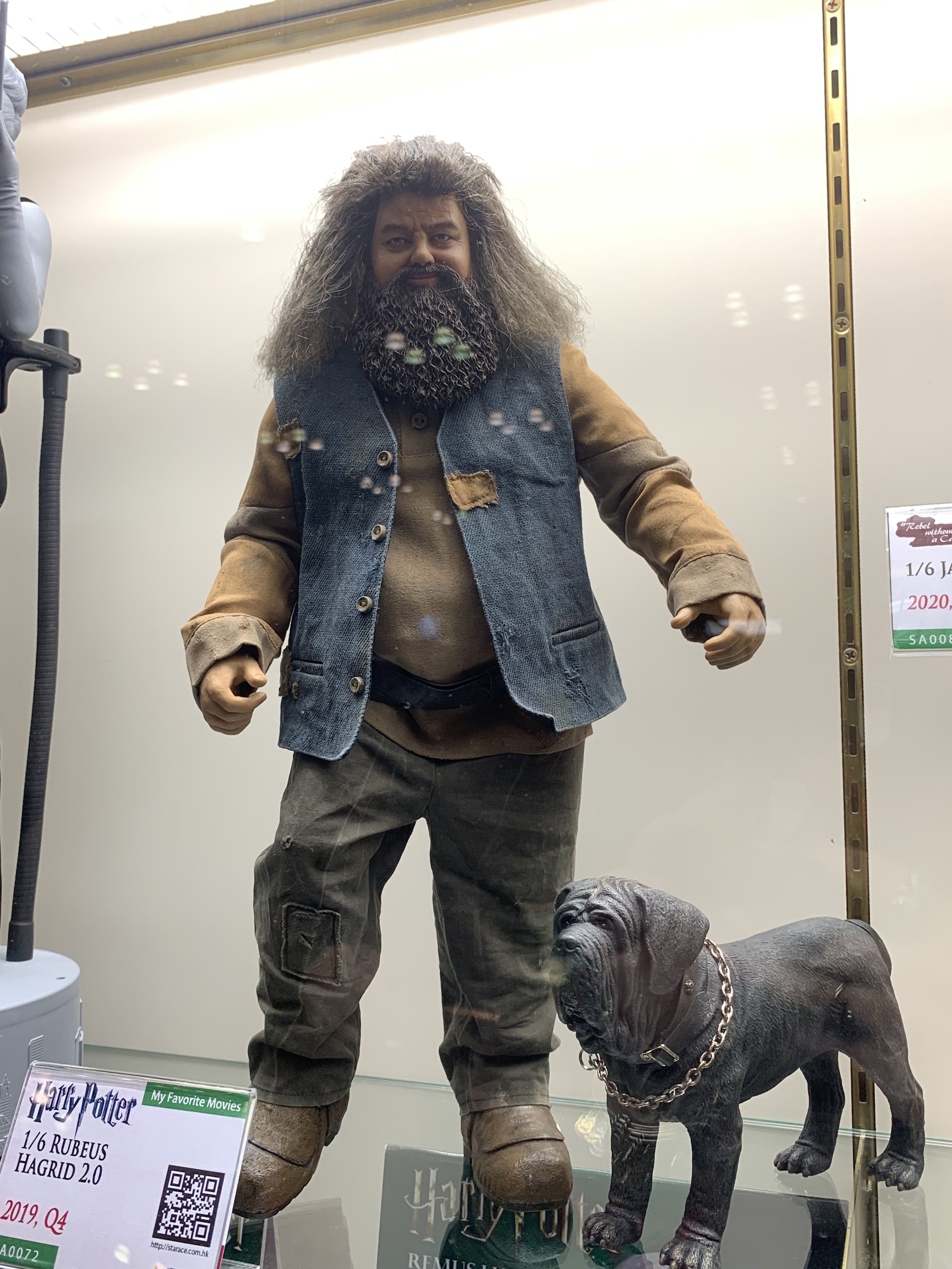 The Hagrid figurine is complemented with a figurine of Fang.