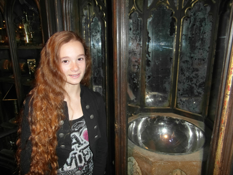 Ellie Darcey-Alden (Young Lily Evans) with Pensieve at Warner Brothers Studio Tour, 2012