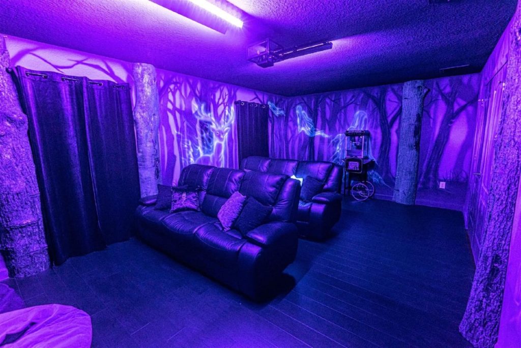 There is a large dark room with big, comfortable sofas and cushions. The walls are painted as the Dark Forest at Howarts. Because of the ultra-violet lights, we can see glow-in-the-dark Patronuses and Dementors among the trees.