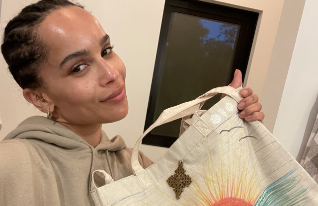 Zoe Kravitz posing with her tote bag for Art for Education.