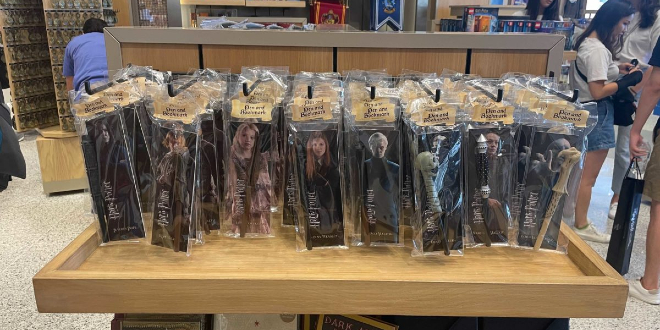 The selection of "Harry Potter" character wand pen and bookmarks