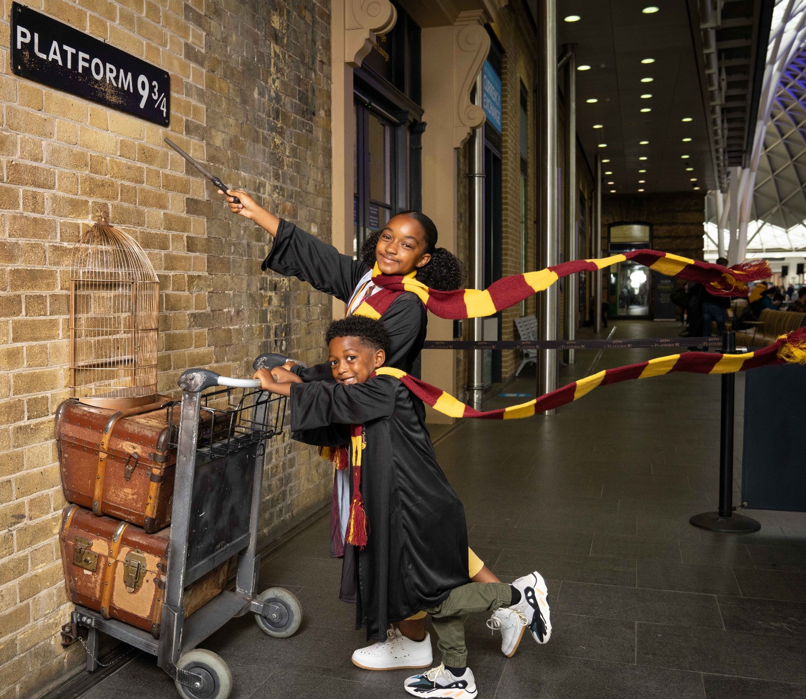 Fans posing at Platform 9 and 3/4.