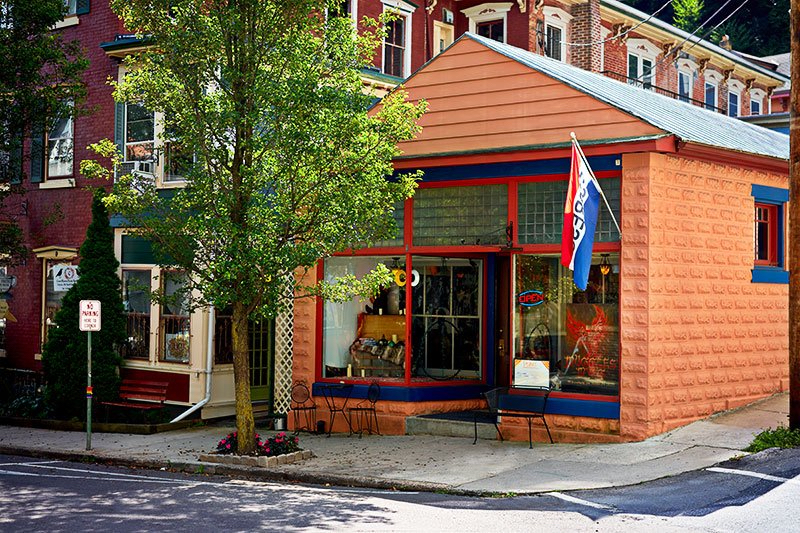 A shot of the front of Muggles Mug, a coffee shop in Jim Thorpe, PA