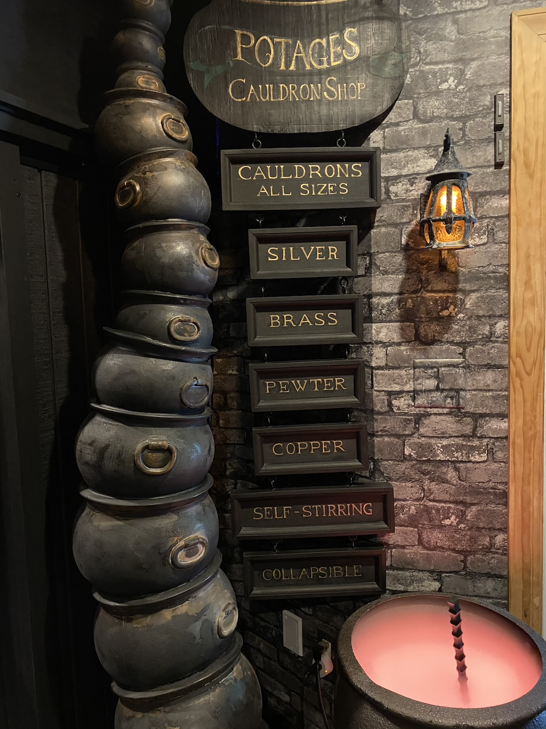 Knockturn Alley cauldron shop display
