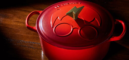 This dutch oven is a bright choice for all your baking needs.