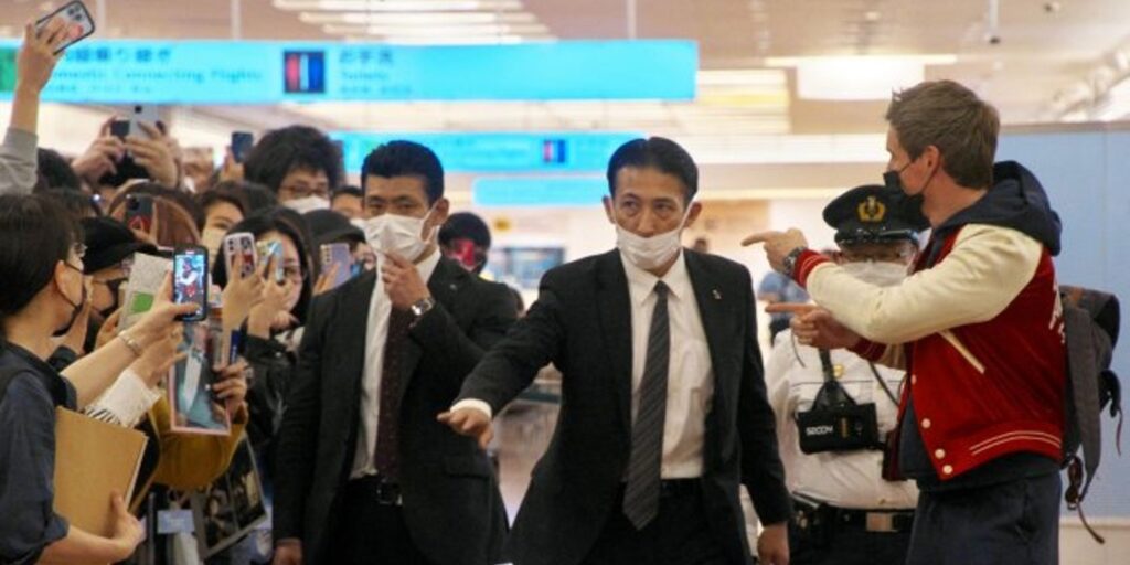 Eddie Redmayne greets fans at Tokyo International Airport.