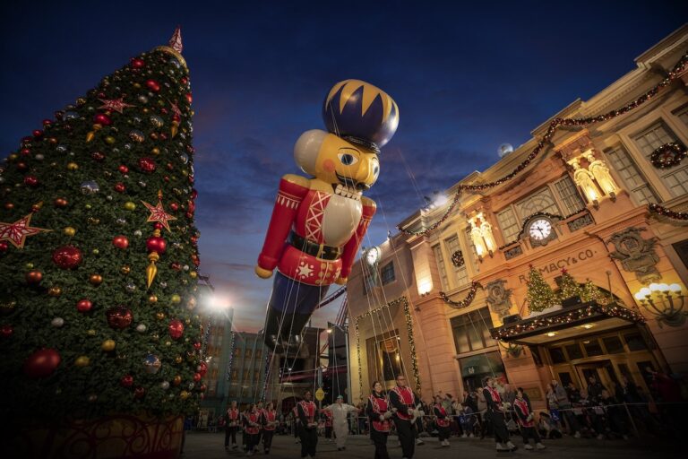 Giant balloons in Universal's holiday parade