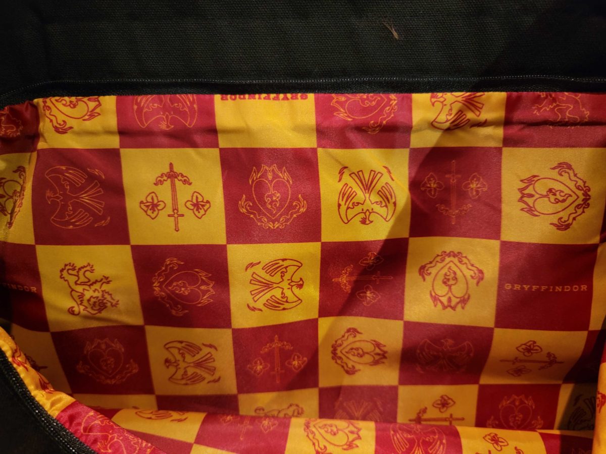 The interior of the Gryffindor tote at Universal Studios Hollywood features a checkerboard design using the House colors of gold and red.