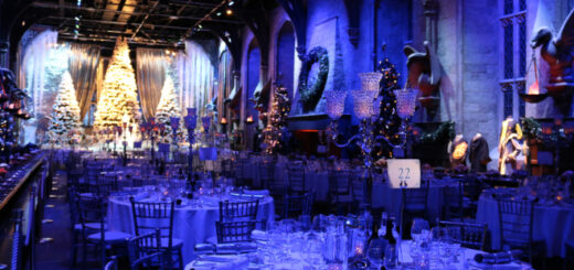 Christmas decorations in the Great Hall of Warner Bros. Studio Tour London 2022