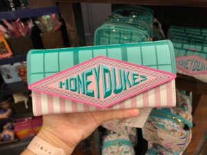 The front of the Honeydukes wallet features the shop's logo.