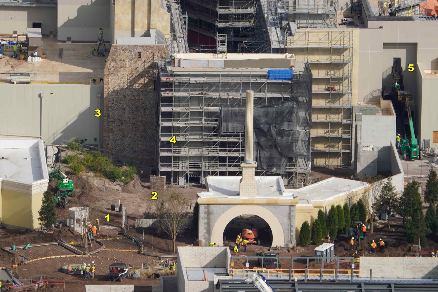 Epic Universe’s Porte Saint-Denis arch behind scaffolding behind the entrance tunnel (Source: Orlando Park Stop)