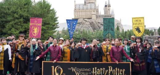 "Harry Potter" fans gather and toast with their Butterbeer alongisde actor Seishiro Kato (Credit: Atsushi Ooka)